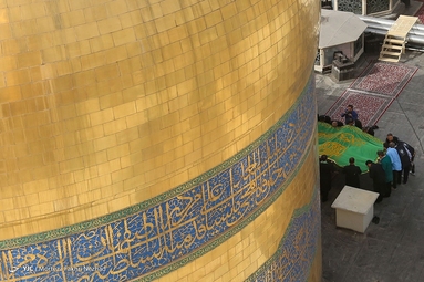 مراسم تعویض پرچم گنبد حرم مطهر رضوی