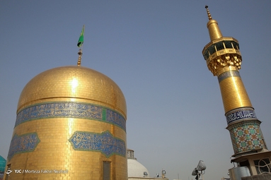 مراسم تعویض پرچم گنبد حرم مطهر رضوی