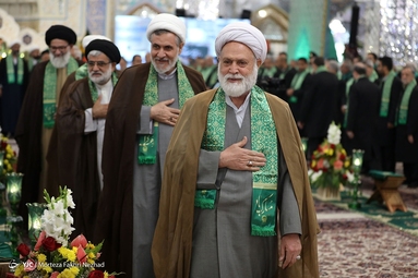 مراسم تعویض پرچم گنبد حرم مطهر رضوی