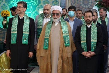 مراسم تعویض پرچم گنبد حرم مطهر رضوی