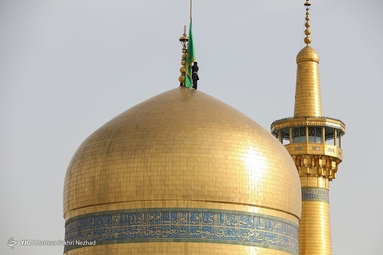 مراسم تعویض پرچم گنبد حرم مطهر رضوی