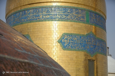 مراسم تعویض پرچم گنبد حرم مطهر رضوی