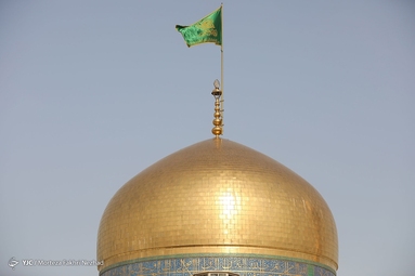 مراسم تعویض پرچم گنبد حرم مطهر رضوی