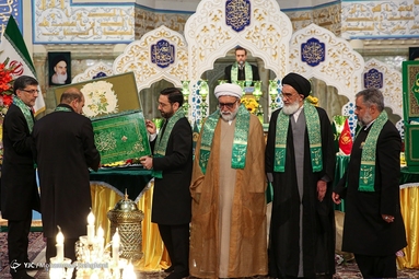 مراسم تعویض پرچم گنبد حرم مطهر رضوی