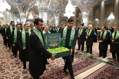 مراسم تعویض پرچم گنبد حرم مطهر رضوی