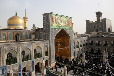 مراسم تعویض پرچم گنبد حرم مطهر رضوی