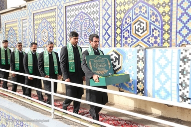 مراسم تعویض پرچم گنبد حرم مطهر رضوی