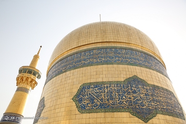 مراسم تعویض پرچم گنبد حرم مطهر رضوی