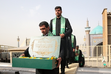 مراسم تعویض پرچم گنبد حرم مطهر رضوی