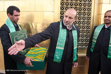 مراسم تعویض پرچم گنبد حرم مطهر رضوی