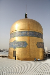 مراسم تعویض پرچم گنبد حرم مطهر رضوی