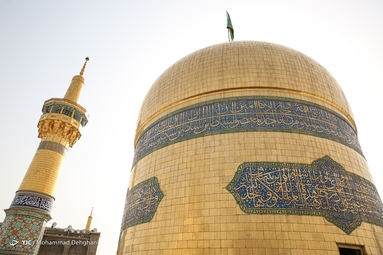 مراسم تعویض پرچم گنبد حرم مطهر رضوی