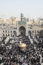 مراسم تعویض پرچم گنبد حرم مطهر رضوی