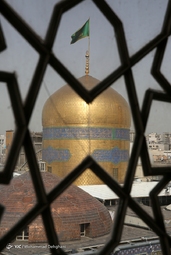 مراسم تعویض پرچم گنبد حرم مطهر رضوی
