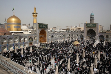مراسم تعویض پرچم گنبد حرم مطهر رضوی