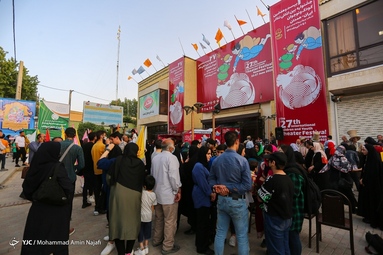 در نخستین روز بیست وهفتمین جشنواره بین المللی تئاتر کودک و نوجوانان، 7 نمایش صحنه‌ای، 2 اجرای نقالی و 5 نمایش خیابانی اجرا شد - همدان
