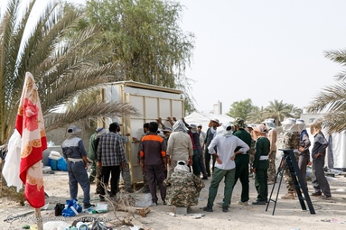 بازدید سردار علیرضا تنگسیری فرمانده نیروی دریایی سپاه  از روستای سایه خوش و روند کمک رسانی و نصب کانکس های ویژه اسکان زلزله زدگان - هرمزگان