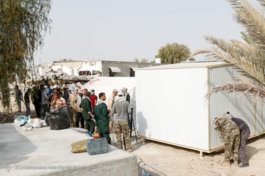 بازدید سردار علیرضا تنگسیری فرمانده نیروی دریایی سپاه  از روستای سایه خوش و روند کمک رسانی و نصب کانکس های ویژه اسکان زلزله زدگان - هرمزگان