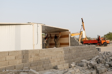 بازدید سردار علیرضا تنگسیری فرمانده نیروی دریایی سپاه  از روستای سایه خوش و روند کمک رسانی و نصب کانکس های ویژه اسکان زلزله زدگان - هرمزگان