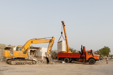 بازدید سردار علیرضا تنگسیری فرمانده نیروی دریایی سپاه  از روستای سایه خوش و روند کمک رسانی و نصب کانکس های ویژه اسکان زلزله زدگان - هرمزگان