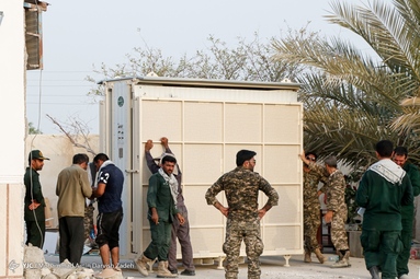 بازدید سردار علیرضا تنگسیری فرمانده نیروی دریایی سپاه  از روستای سایه خوش و روند کمک رسانی و نصب کانکس های ویژه اسکان زلزله زدگان - هرمزگان
