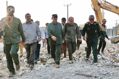 بازدید سردار علیرضا تنگسیری فرمانده نیروی دریایی سپاه  از روستای سایه خوش و روند کمک رسانی و نصب کانکس های ویژه اسکان زلزله زدگان - هرمزگان