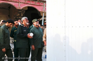بازدید سردار علیرضا تنگسیری فرمانده نیروی دریایی سپاه  از روستای سایه خوش و روند کمک رسانی و نصب کانکس های ویژه اسکان زلزله زدگان - هرمزگان
