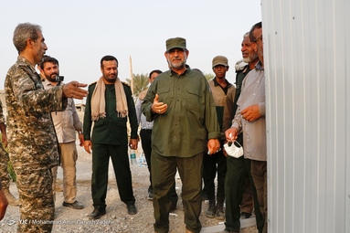 بازدید سردار علیرضا تنگسیری فرمانده نیروی دریایی سپاه  از روستای سایه خوش و روند کمک رسانی و نصب کانکس های ویژه اسکان زلزله زدگان - هرمزگان