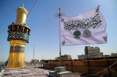 آغاز جشن های غدیر با احتزاز پرچم غدیر بر فراز ایوان طلا  حرم حضرت امام  علی (ع) - نجف اشرف