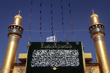 آغاز جشن های غدیر با احتزاز پرچم غدیر بر فراز ایوان طلا  حرم حضرت امام  علی (ع) - نجف اشرف