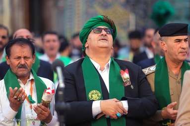 آغاز جشن های غدیر با احتزاز پرچم غدیر بر فراز ایوان طلا  حرم حضرت امام  علی (ع) - نجف اشرف