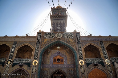 آغاز جشن های غدیر با احتزاز پرچم غدیر بر فراز ایوان طلا  حرم حضرت امام  علی (ع) - نجف اشرف
