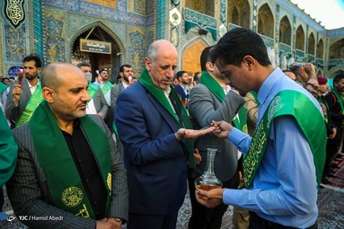 آغاز جشن های غدیر با احتزاز پرچم غدیر بر فراز ایوان طلا  حرم حضرت امام  علی (ع) - نجف اشرف