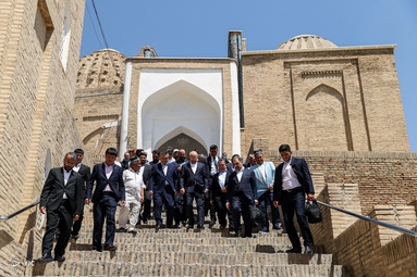 محمدباقر قالیباف رئیس مجلس شورای اسلامی، از مراکز فرهنگی و تاریخی شهرهای سمرقند و بخارا بازدید کرد