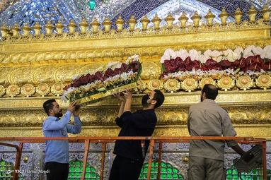 گل آرایی ضریح مطهر امام علی (ع) به مناسبت عید غدیر
