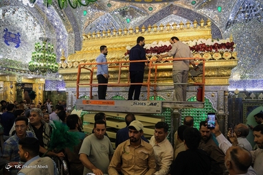 گل آرایی ضریح مطهر امام علی (ع) به مناسبت عید غدیر