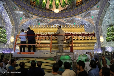 گل آرایی ضریح مطهر امام علی (ع) به مناسبت عید غدیر