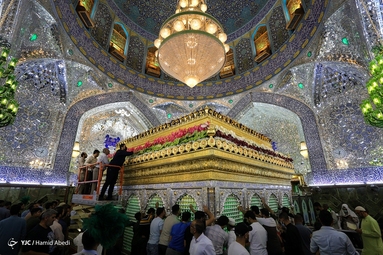 گل آرایی ضریح مطهر امام علی (ع) به مناسبت عید غدیر