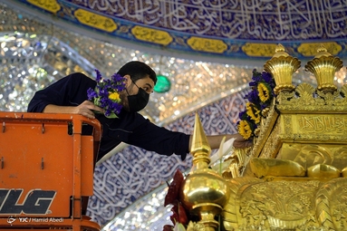 گل آرایی ضریح مطهر امام علی (ع) به مناسبت عید غدیر