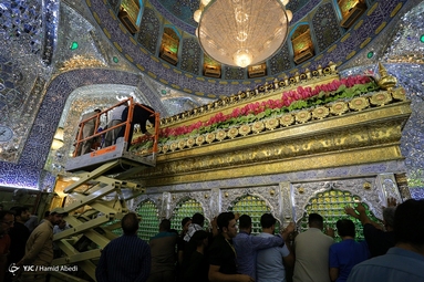 گل آرایی ضریح مطهر امام علی (ع) به مناسبت عید غدیر