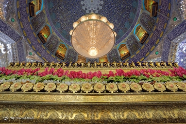 گل آرایی ضریح مطهر امام علی (ع) به مناسبت عید غدیر