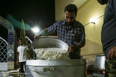 طبخ و توزیع ۴۰ هزار پرس غذا در طرح احسان غدیر - شیراز