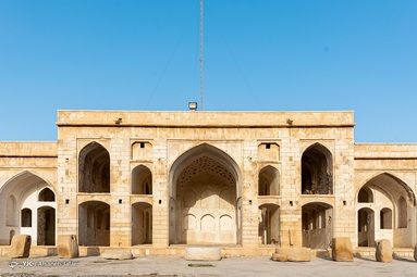 دژ برازجان یا کاروانسرای مشیرالملک مربوط به اوایل قاجاریه، به عنوان نماد اصلی شهر برازجان