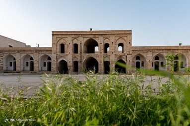 دژ برازجان یا کاروانسرای مشیرالملک مربوط به اوایل قاجاریه، به عنوان نماد اصلی شهر برازجان
