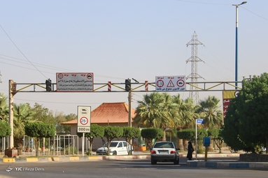 پل آزادی (قدیم) خرمشهر با حدود ۶۳ سال سن و یک بار تخریب در جنگ، اکنون مدتهاست که دچار فرسودگی شده و خطر ریزش آن را تهدید می کند.