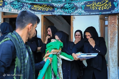 آیین «علم گردان» یا «عَلَم گَردِش» با بیش از یک قرن سابقه طبق سنتی دیرینه در روستای کفشگیری گرگان برگزار شد