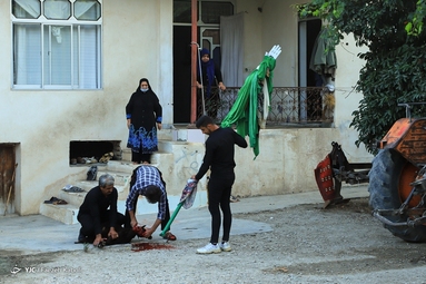 آیین «علم گردان» یا «عَلَم گَردِش» با بیش از یک قرن سابقه طبق سنتی دیرینه در روستای کفشگیری گرگان برگزار شد