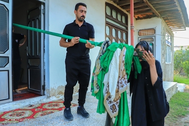 آیین «علم گردان» یا «عَلَم گَردِش» با بیش از یک قرن سابقه طبق سنتی دیرینه در روستای کفشگیری گرگان برگزار شد