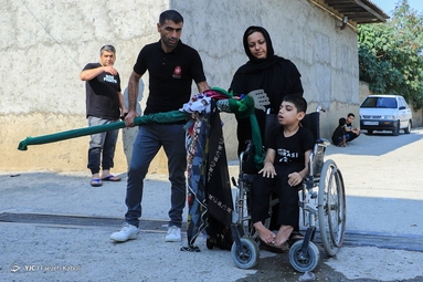 آیین «علم گردان» یا «عَلَم گَردِش» با بیش از یک قرن سابقه طبق سنتی دیرینه در روستای کفشگیری گرگان برگزار شد