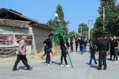 آیین «علم گردان» یا «عَلَم گَردِش» با بیش از یک قرن سابقه طبق سنتی دیرینه در روستای کفشگیری گرگان برگزار شد